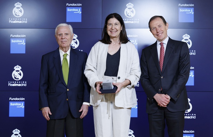 Enrique Sánchez, vicepresidente ejecutivo de Fundación Real Madrid, Yolanda Erburu, vicepresidenta de Fundación Sanitas, y Emilio Butragueño, director de relaciones institucionales del Real Madrid CF.
