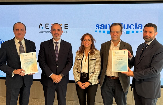 Imagen (desde la izquierda) de José Manuel Jiménez Mena, director general financiero de Santalucía, Andrés Romero, consejero director general de Santalucía, Sara Ruiz, directora general de AERCE, Iván Martín, responsable de las normas UNE 15896 e ISO 20400 en AERCE, y Emilio Massa, director corporativo de compras de Santalucía.
