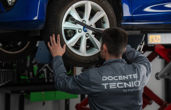 Técnico docente de Tecnio durante una formación en mecánica de automóvil