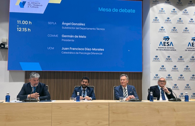 Desde la izquierda: Ángel González, subdirector del departamento Técnico de Sepla, Juan Francisco Díaz-Morales, catedrático de psicología diferencial de la Universidad Complutense de Madrid, Diego García-Borreguero, director del Instituto de Investigaciones del Sueño, y Germán de Melo, presidente del Colegio de Oficiales de la Marina Mercante