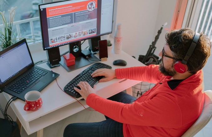 Empleado de Vodafone teletrabajando