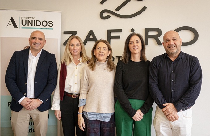 Imagen de Pep Morey, director regional de Fundación Adecco Islas Baleares, Antonia Plomer, CEO Zafiro Hotels & Resorts, Arancha Jiménez, directora de estrategia, fundraising y desarrollo de Fundación Adecco, Maria Plomer, CEO Zafiro Hotels & Resorts, y Pablo Paton, director corporativo de RRHH de Zafiro Hotels & Resorts.