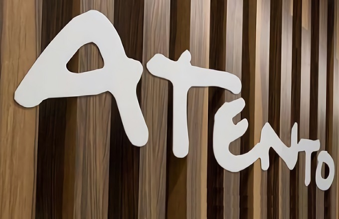Logo de Atento en la pared de las oficinas corporativas