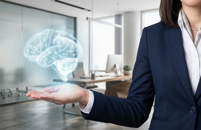 Representación de una profesional sosteniendo un holograma de un cerebro con la mano