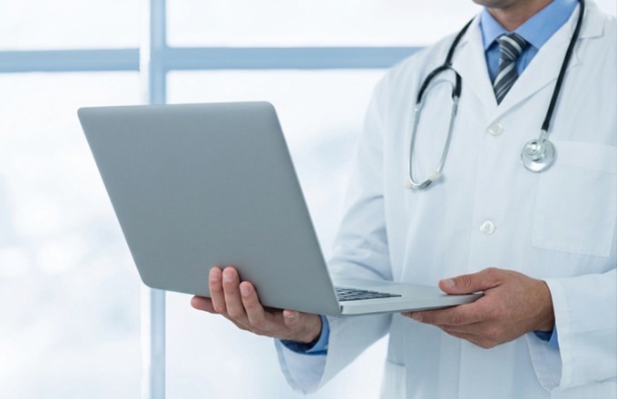 Médico con un portátil