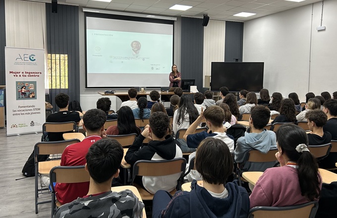Una sesión del programa Mujer & Ingeniera va a tu centro