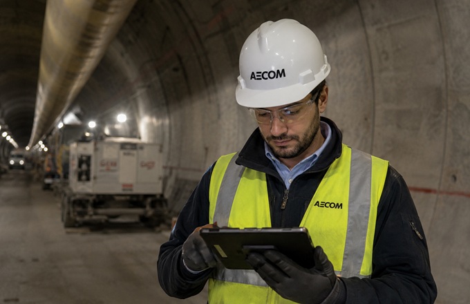 Profesional trabajando en un túnel