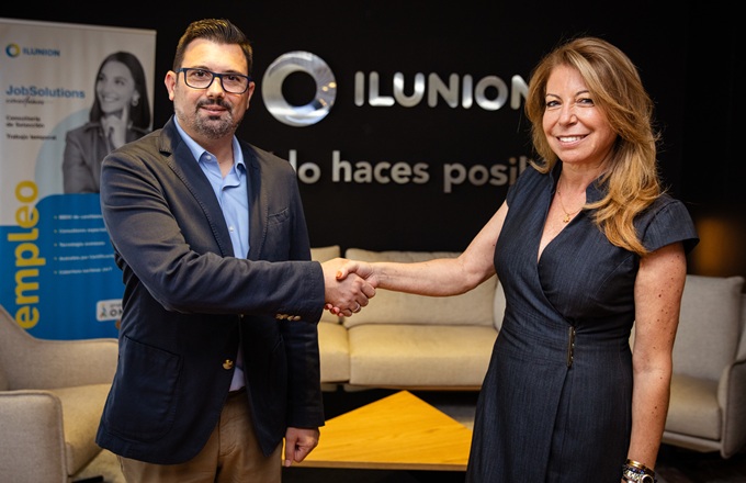 Olga de Aza, directora general de Ilunion JobSolutions, y Pedro Fernández, director de la región centro de Aenor