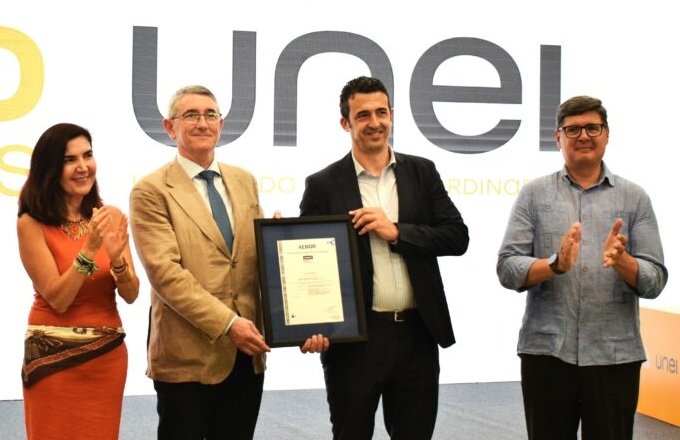 Rafael Cía, director general de UNEI, recibe la certificación Aenor de compromiso con sus empleados
