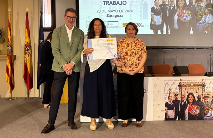 Raquel García Vela, directora del Servicio de Prevención Propio de Asepeyo, muestra el reconocimiento