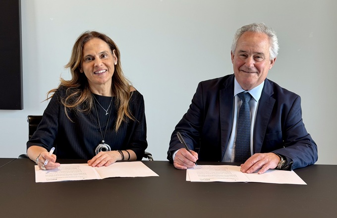 Yolanda Martínez, directora de talento y cultura de BBVA en España, y Francisco Mesonero, director general de la Fundación Adecco, durante la firma del acuerdo