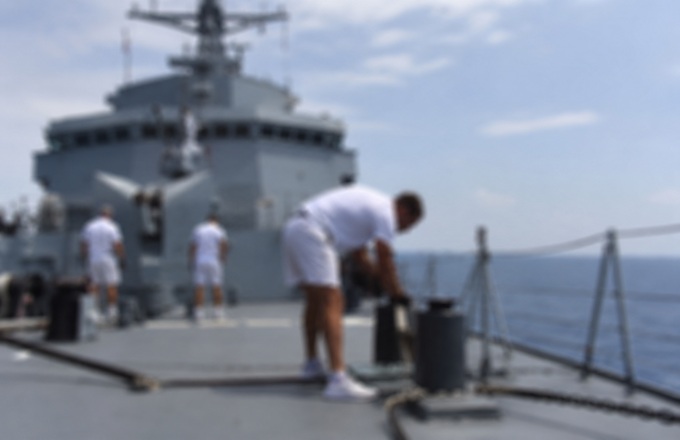 Operarios trabajan en un buque de la Armada