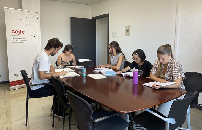 Alumnos en una clase del CEJFE durante una sesión formativa
