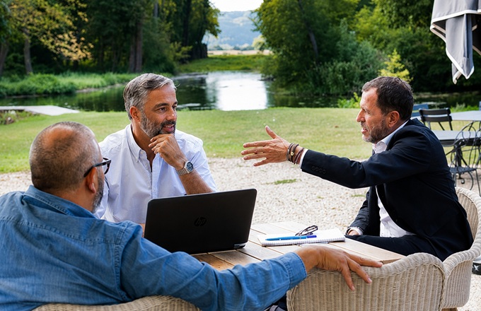 Reunión de comité al aire libre en un espacio Châteauform