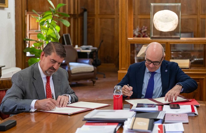 Tomás López, CEO de Devoteam España, y Pedro Mercado Pacheco, rector de la Universidad de Granada, durante la firma del acuerdo
