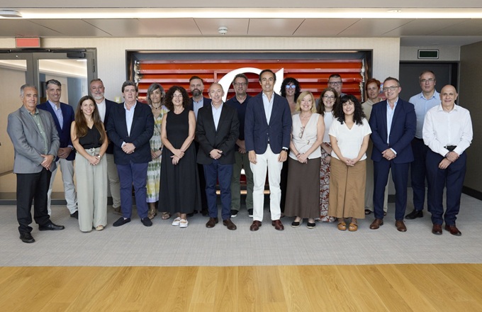 Alberto Ogando, chief people & organization de Generali España y Carlos Escudero Segura, CEO de la aseguradora, junto a los representantes de CCOO, UGT y USOC