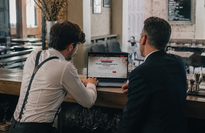 Profesionales revisando ofertas en hostelería