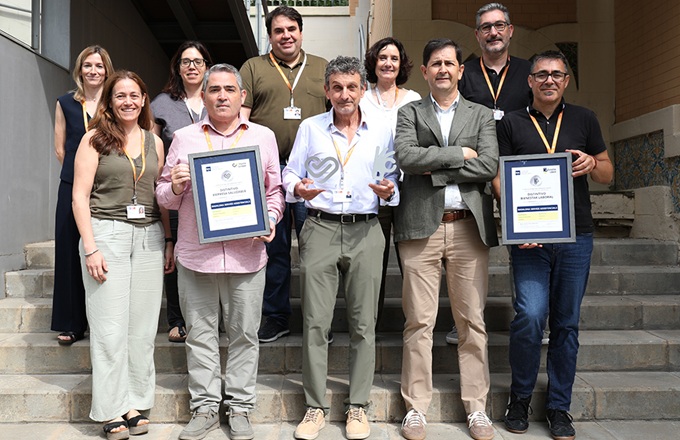 Profesionales de Badalona Serveis Assistencials (BSA), acompañados por  Agustín Sánchez-Toledo, director del ISBL, muestran los distintivos conseguidos.