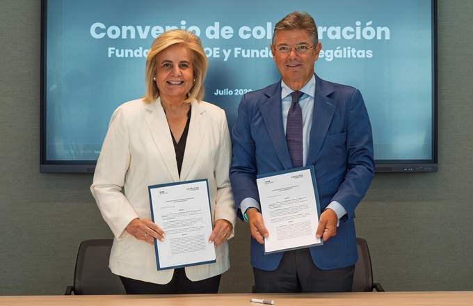 Fátima Báñez, presidenta de Fundación CEOE, y Rafael Catalá, presidente de Fundación Legálitas, durante la firma del acuerdo en la sede de Legálitas