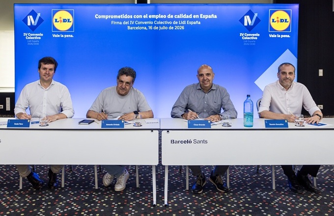 Jesús Toro, director de operaciones regional de Lidl España, Antonio Oviedo, secretario general de FeSMC-UGT, Claus Grande, CEO de Lidl España, y Ramón González, secretario general de CCOO Servicios, durante la firma del convenio