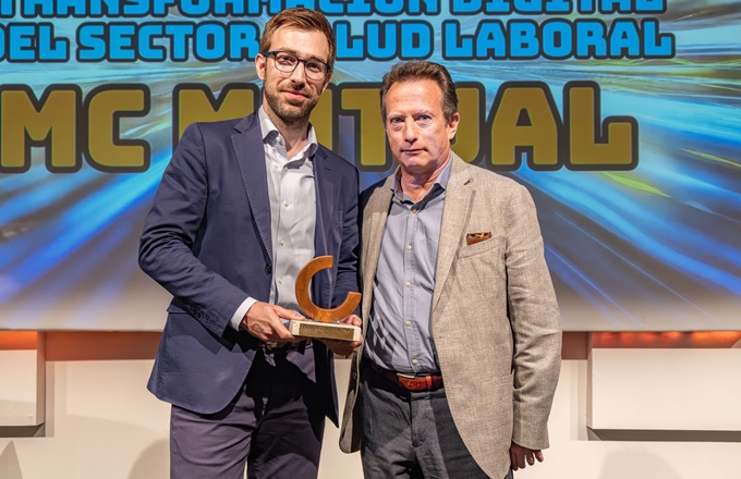 David Sánchez, director de Tecnología de MC Mutual, y Ramón Puigoriol, director de Salud de T-Systems Iberia, durante la entrega del premio