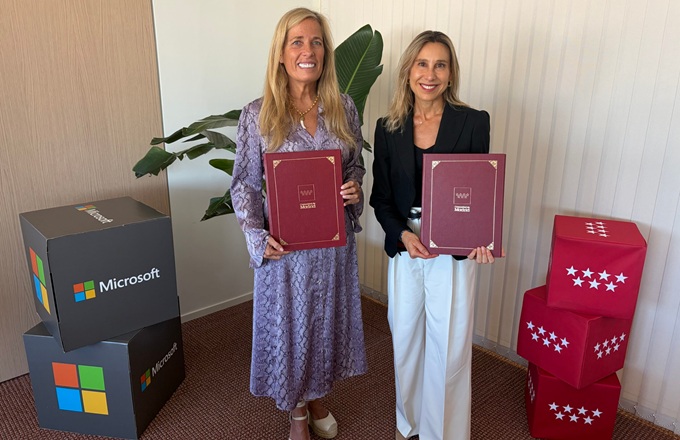 Rocío Albert López-Ibor (izda.), consejera de Economía, Hacienda y Empleo de la Comunidad de Madrid, y Sonia Marzo, directora de capacitación en IA de Microsoft España, durante la firma del acuerdo