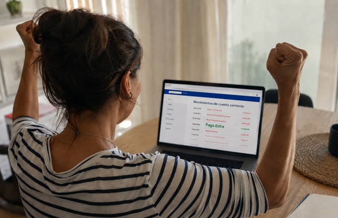 Mujer consultando movimientos bancarios