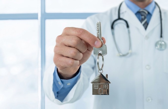 Sanitario mostrando la llave de una vivienda
