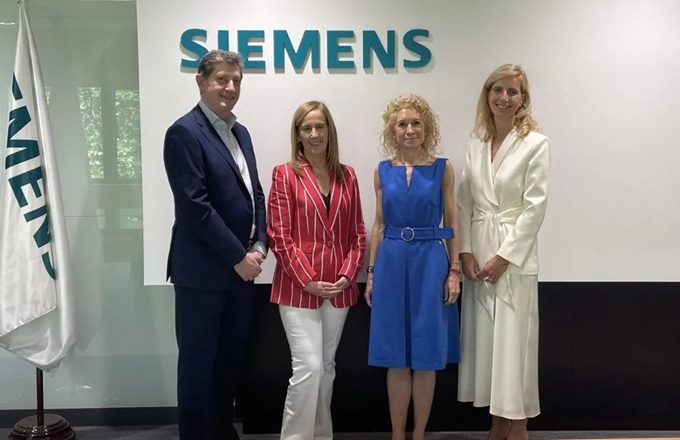 José Javier Conde Trujillo, director de Personas y Organización de Siemens, Marieta Jiménez, presidenta de Closingap, Ana Campón Alonso, CFO de Siemens, y Lucila García, directora general de Closingap