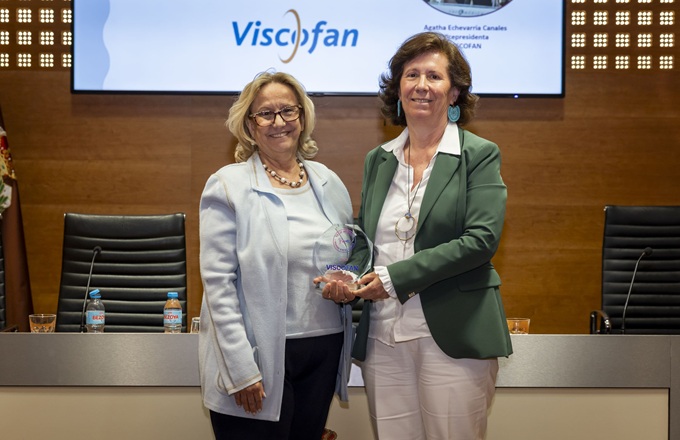 Agatha Echevarría, vicepresidenta de Viscofan, recibe el reconocimiento de manos de Inmaculada Sánchez Ramos, socia de TechW4Boards