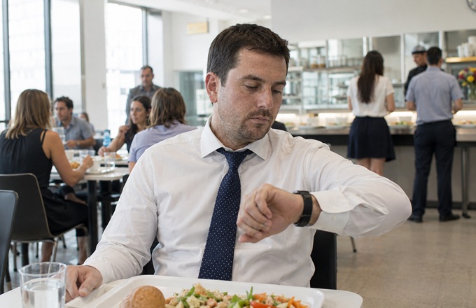 Profesional comiendo en la cantina de la empresa