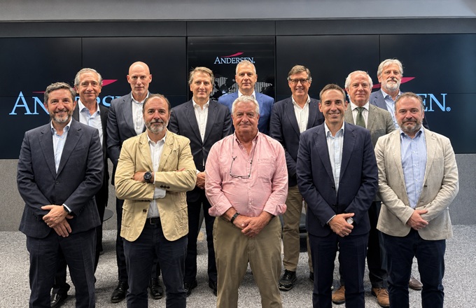 Directivos y miembros del Consejo Asesor de Andersen Consulting. Fila superior, de izquierda a derecha: Jorge Sarroca, Francisco Nuez, Juan Bosco de la Rocha, José Luis Ruiz, Francisco Puertas, Javier Mateos y Antonio Vázquez. Fila inferior: Gabriel Pagola, Carlos Alonso, Manuel Galán, José Ignacio Sánchez Butragueño y José Manuel Brell