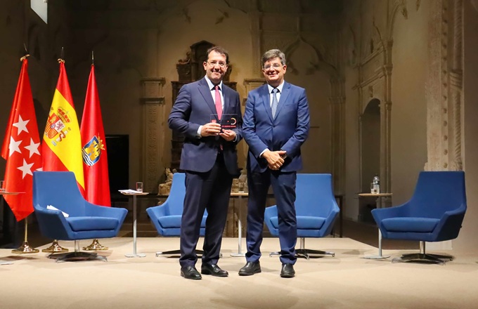 Fernando Ranz, vicepresidente y country manager de Celonis para Iberia y Latinoamérica, recibe el premio de manos de Carmelo García, rector de la Universidad de Alcalá 