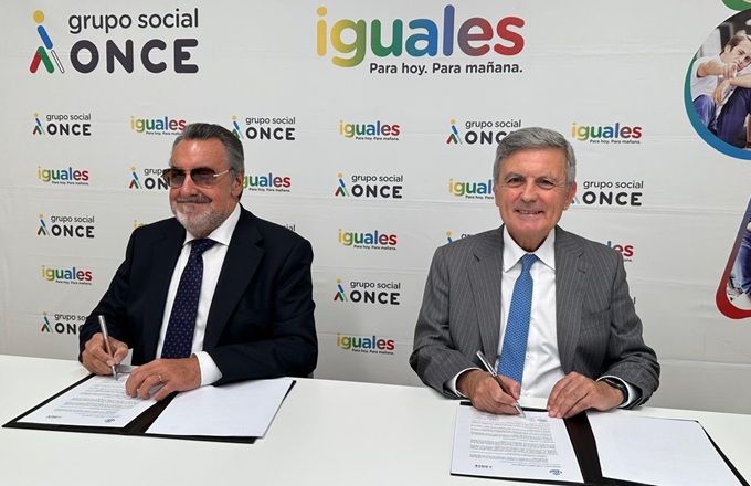Miguel Carballeda, presidente del Grupo Social ONCE, y Pedro Saura, presidente de Correos, durante la firma del acuerdo