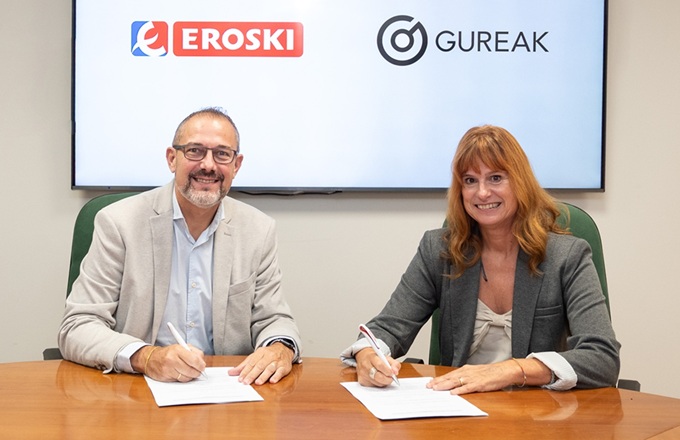 Ainhoa Askasibar, responsable de Gureak Itinerary, y José María Cabanillas, director de personas de plataformas de Eroski y coordinador del equipo DEI del Grupo Eroski, durante la firma del convenio