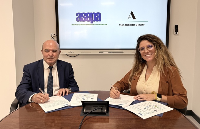 Elena Riber, directora del sector Automotive & Mobility del Grupo Adecco, y Jose María López, presidente de ASEPA, durante la firma del acuerdo de adhesión