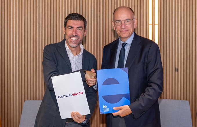 Javier Pérez, director de Political Watch, y Enrico Letta, decano de la Escuela de Política, Economía y Asuntos Globales de IE University