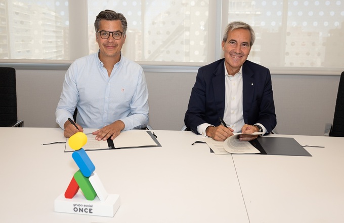 Carl Aaby, CEO de IKEA España, y Alejandro Oñoro, consejero delegado de Ilunion, durante la firma del acuerdo