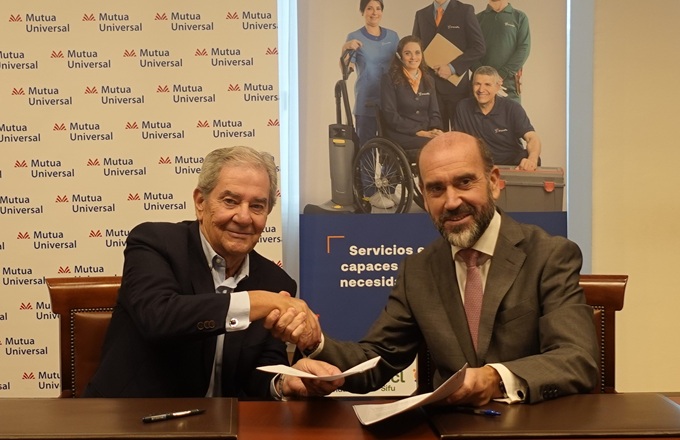Juan Güell, director general de Mutua Universal, y Jon Patxi Lerga, CEO de SIFU, durante la firma del acuerdo