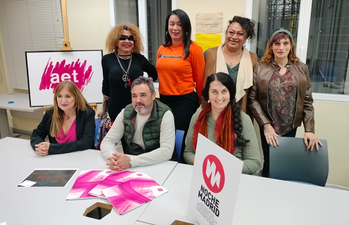 Acto de la firma del acuerdo, suscrito por Antonio Extremera, vicepresidente de Noche Madrid, Cristina Jiménez, presidenta de Transexualia, y Carmen Rodríguez, en representación de Stipendium