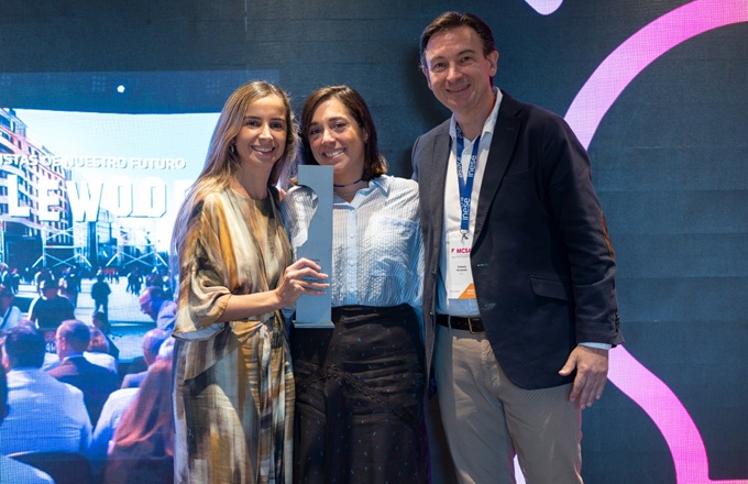 Marta Muñoz (izda.), directora del departamento de Experiencia del Empleado y Comunicación Interna de Reale Seguros; y Blanca Gómez, responsable de activación de patrocinios y branded content, reciben el premio de manos de Antonio Hernando, chief growth officer de Ipsos
