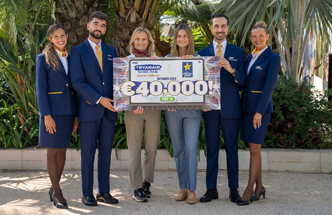 Cristina Cuadrado, directora general de la Fundación Pequeño Deseo, y Alejandra Ruiz, portavoz de Ryanair en España