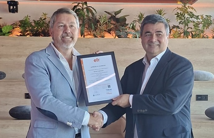 Rafael Fuertes, director general de efr-Fundación Másfamilia, entrega el distintivo a Julio M. Gualda, director de personas y director efr de Serveo