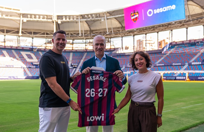 Albert Soriano, CEO de Sesame, Pablo Sánchez, presidente del Levante UD, y Majo Castillo, COO de Sesame, durante el acto de presentación en el estadio Ciutat de Valencia