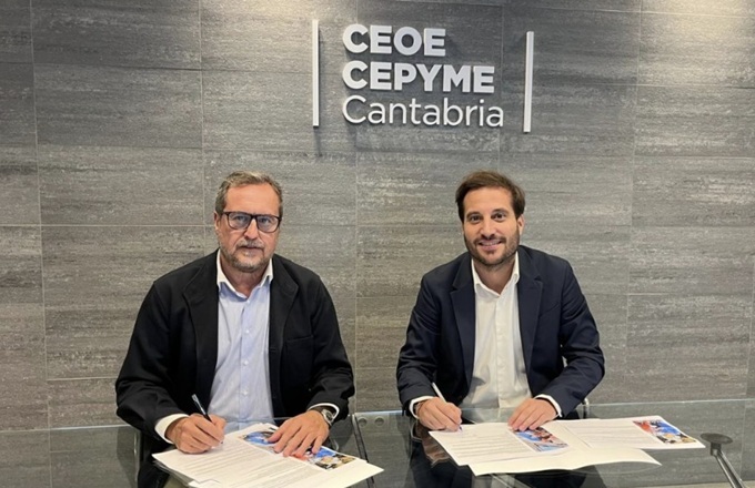 Francisco Aguilera, director general de CEOE-Cepyme Cantabria, y Diego Carbajosa, fundador y CEO de Talento Grupo Internacional, durante la firma del acuerdo