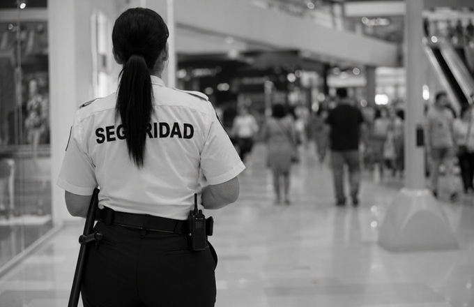 Vigilante de seguridad en centro comercial