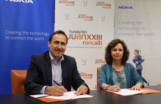 Javier Arroyo, director general de la Fundación Juan XXIII Roncalli, y Yolanda Carrasco, directora de Recursos Humanos de Nokia