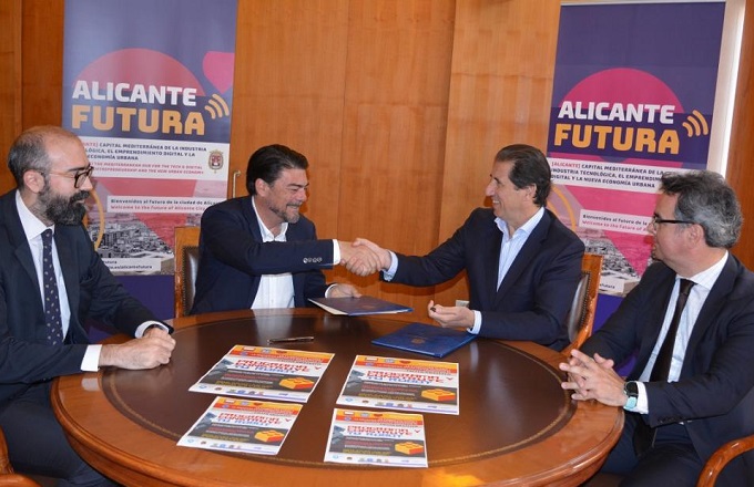 El alcalde de Alicante, Luis Barcala (izda.), y el vicepresidente de la fundación everis, Félix Bonmatí, durante la firma del convenio