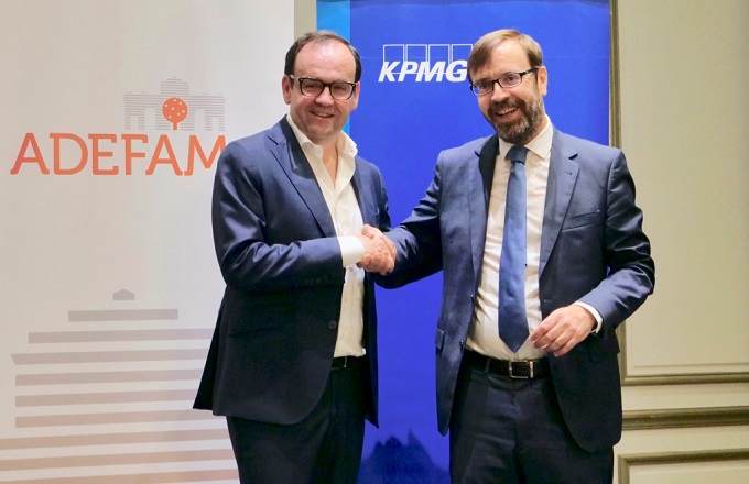 Alberto Zoilo Álvarez (izda.), presidente de Adefam, y Ramón Pueyo, socio responsable de Empresa Familiar de KPMG en España
