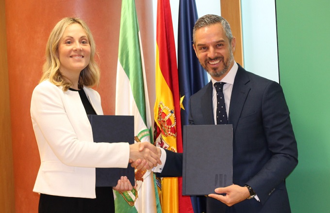 Emma Navarro, vicepresidenta del BEI,  y Juan Bravo, consejero de Hacienda, Industria y Energía de la Junta de Andalucía